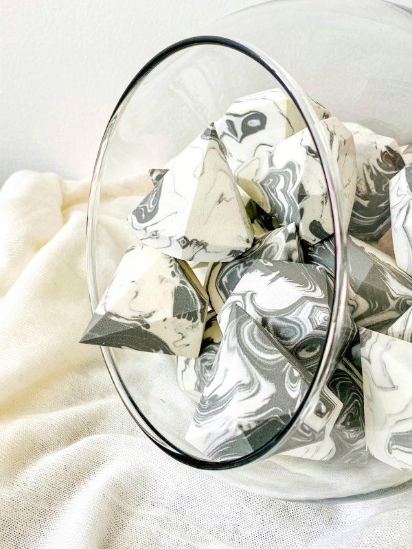 Diamond sponge es una esponja de maquillaje, diseñada para realizar baking y contouring en el rostro.